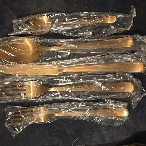 Oslo Cutlery 5 Pc Set in Matte Copper, Service For 1,  Retail Price $105.00US - Picture 2 of 7